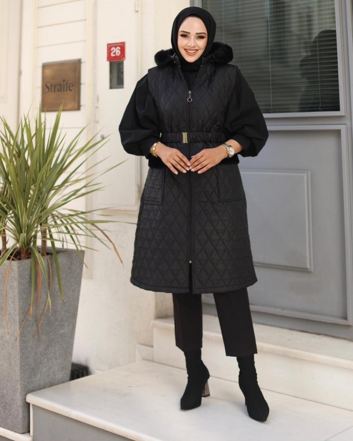 Moda Morfo Çıkma Kapşonlu Kemerli Kapitone Yelek -Siyah görsel 5