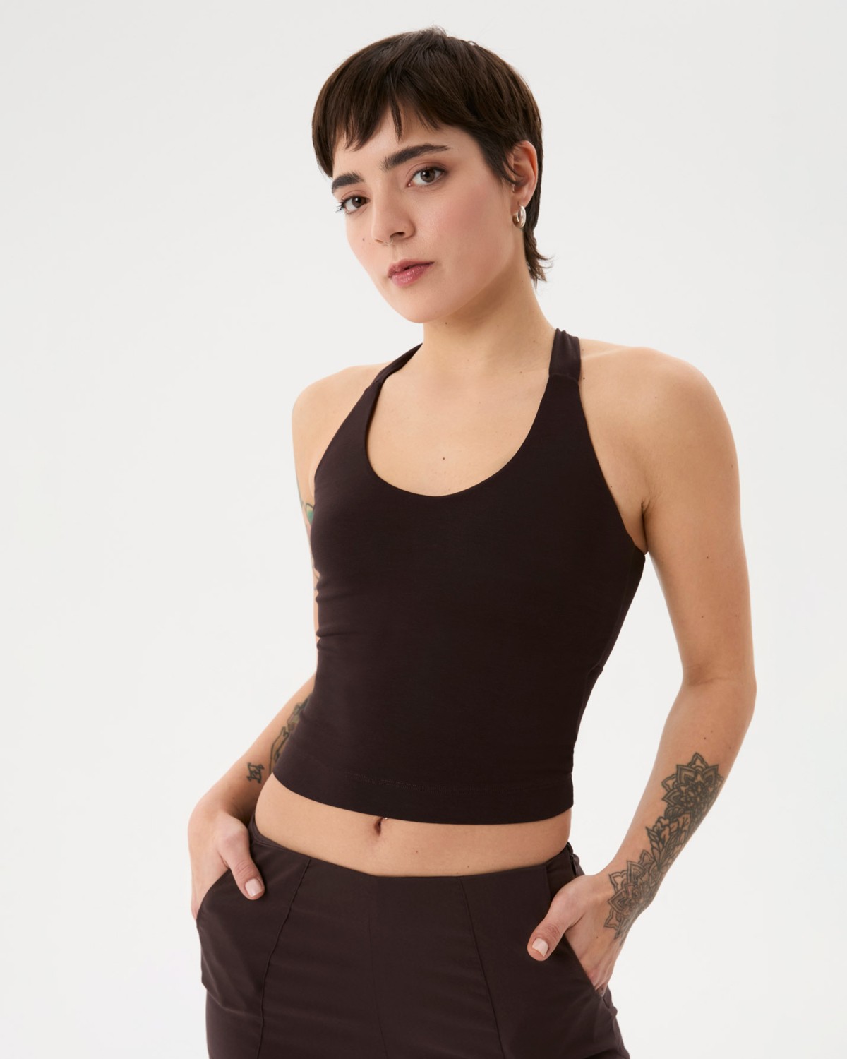 Ayma Active Kadın Kahverengi Halter Half Crop Bluz - EcoVero™ Viskoz, İç Sütyenli, Göğüs Pedli, Halter Yaka, Crop Spor Bluz