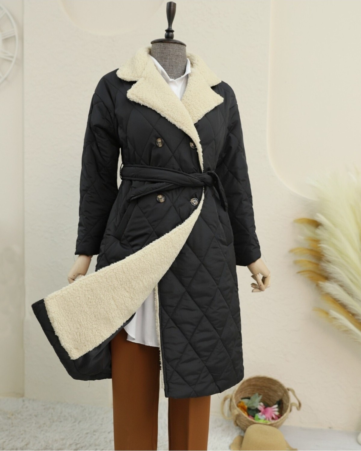 Moda Morfo Yakası Kuzu Peluş Detaylı Detaylı Beli Bağcıklı Mont -Siyah görsel 5