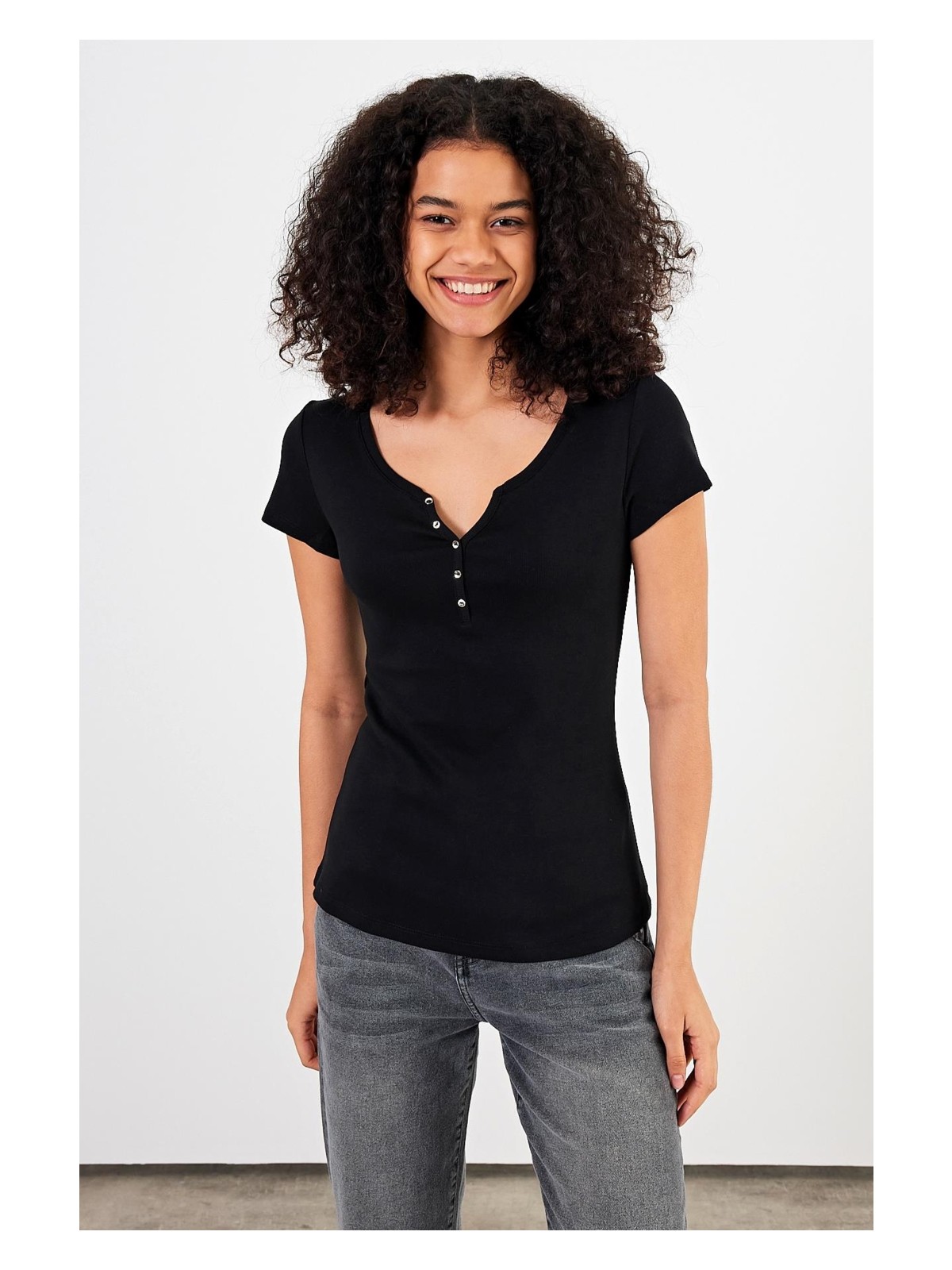 Vena Kadın Matilda Bej Düğme Detaylı Vücuda Oturan Tişört - Görsel 4