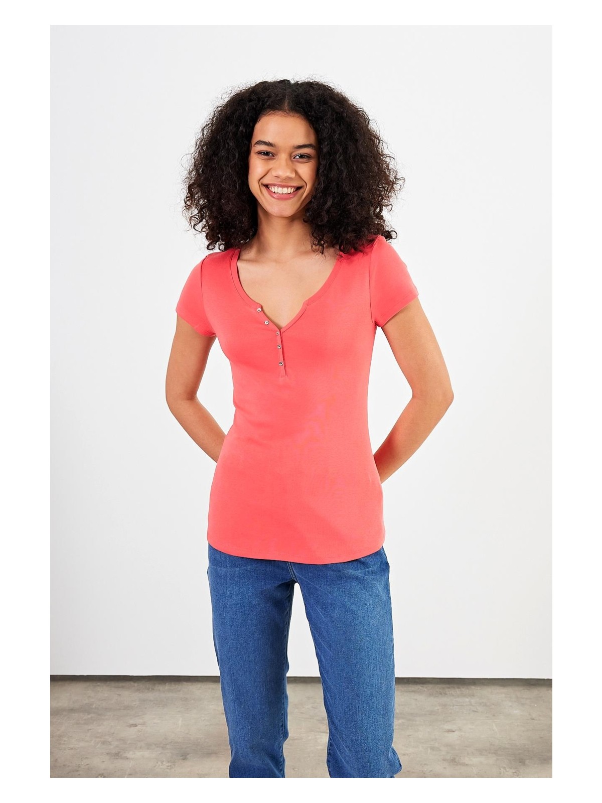 Vena Kadın Matilda Bej Düğme Detaylı Vücuda Oturan Tişört - Görsel 3