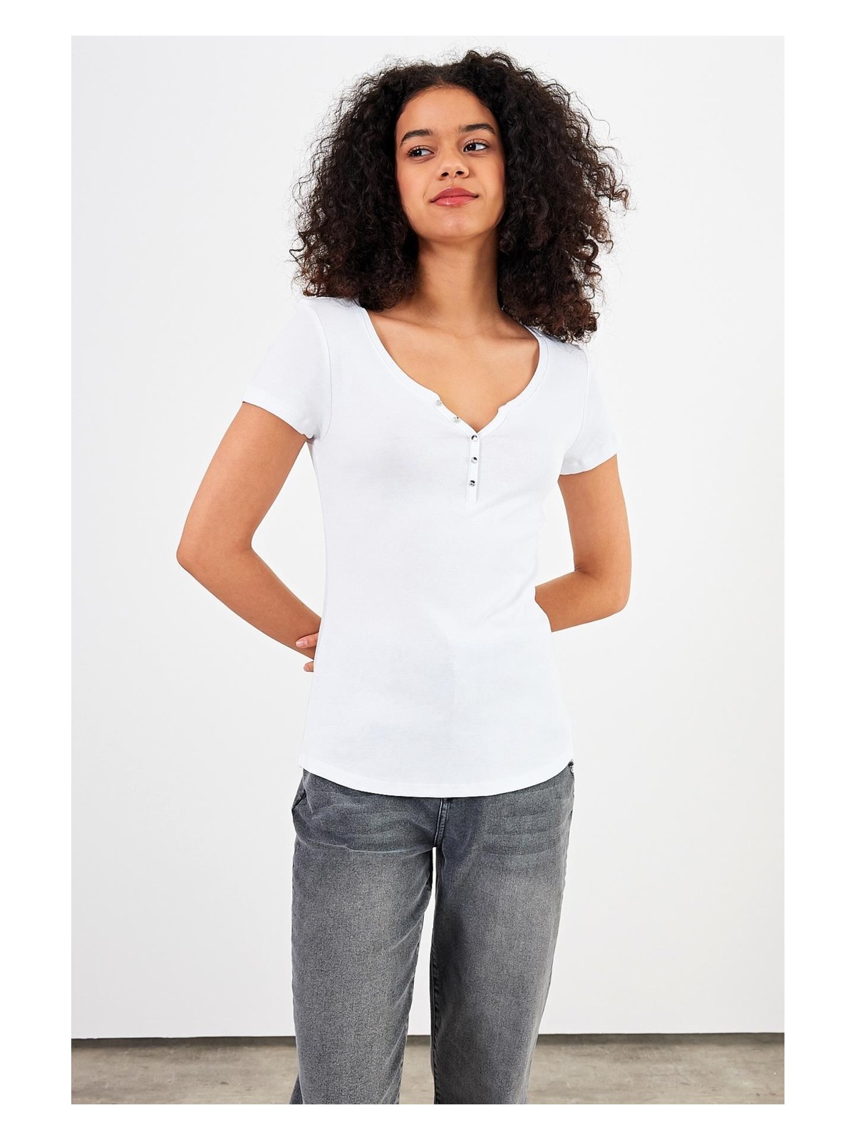 Vena Kadın Matilda Bej Düğme Detaylı Vücuda Oturan Tişört - Görsel 6