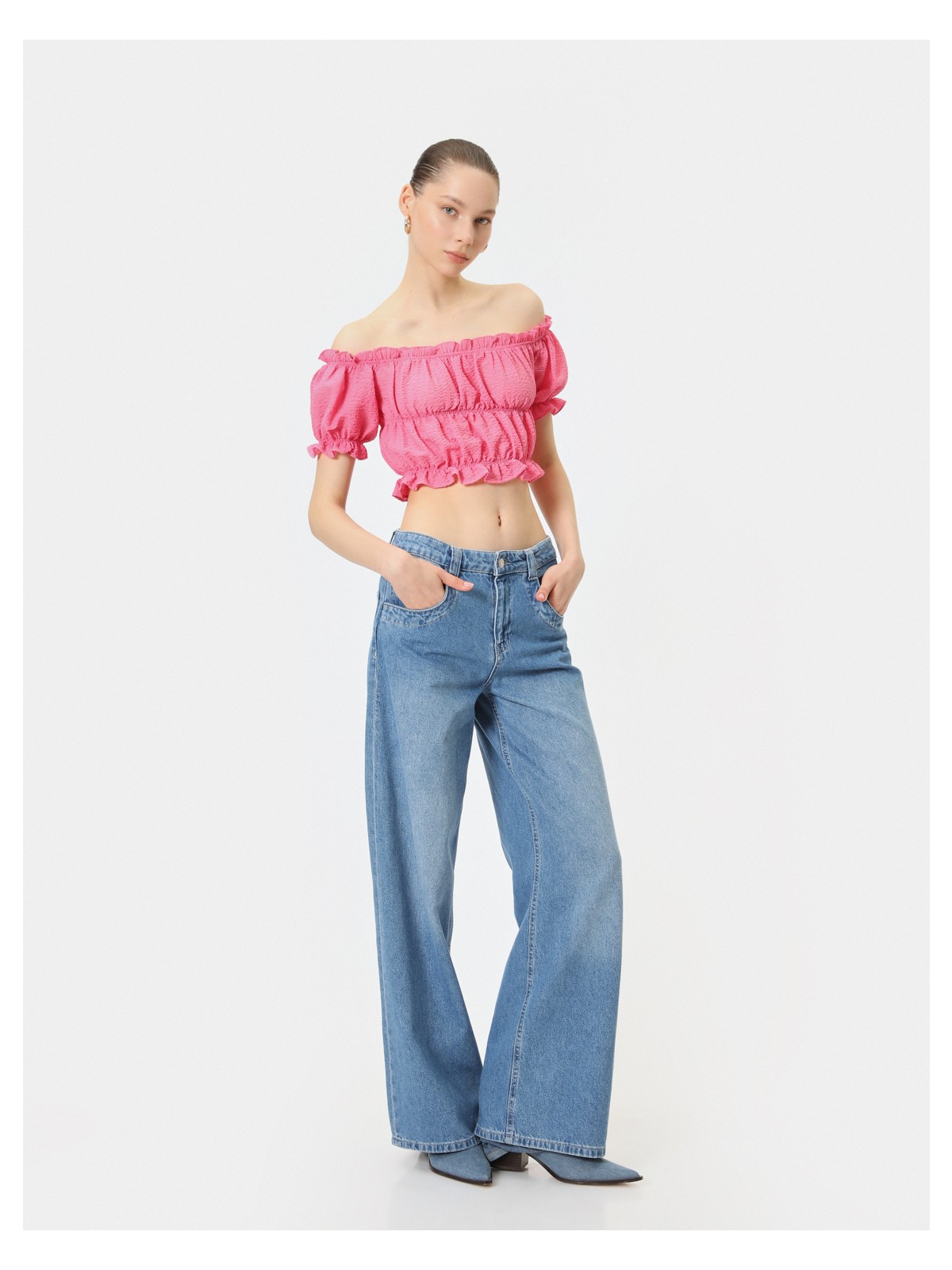 Koton Omzu Açık Fırfırlı Bluz Crop Kısa Kollu Büzgülü Gofre Kumaş - Görsel 2