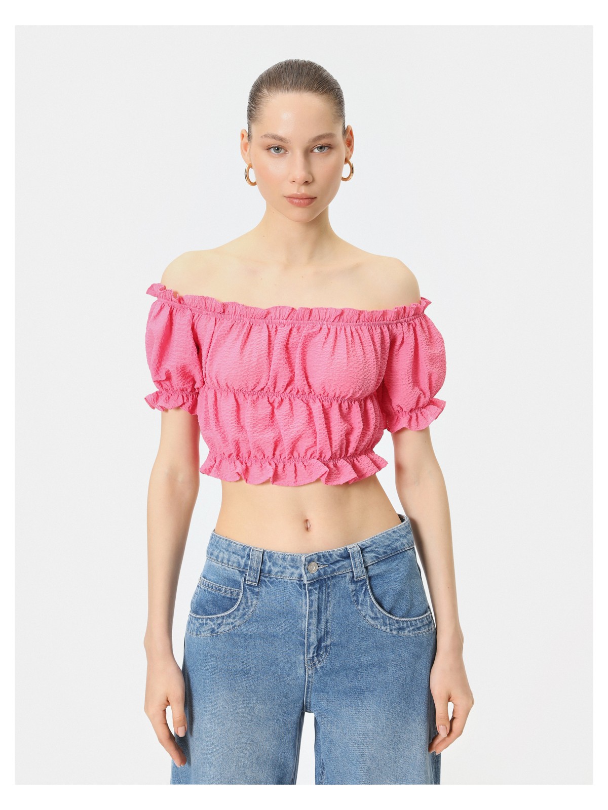 Koton Omzu Açık Fırfırlı Bluz Crop Kısa Kollu Büzgülü Gofre Kumaş - Görsel 3