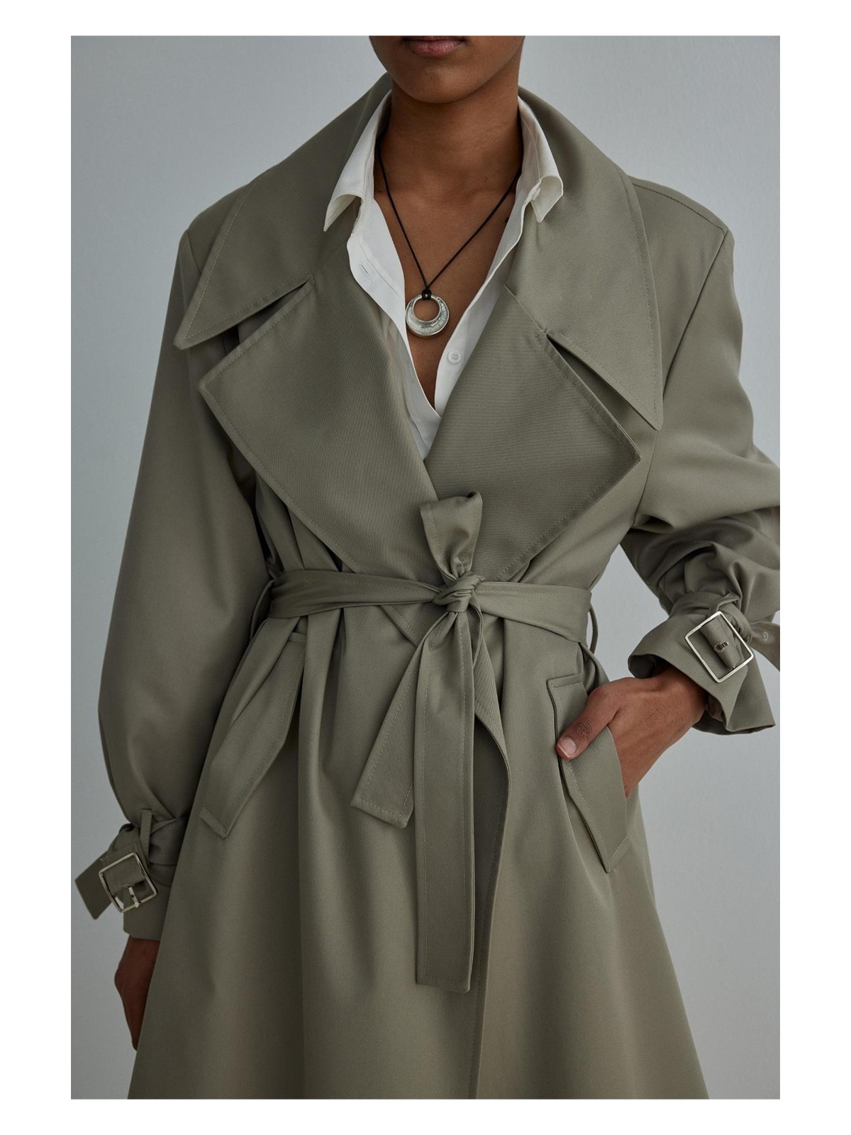 Suud Collection Kadın Açık Haki Gabardin Trençkot – Pamuk Polyester, Geniş Yaka, Cep ve Apoletli Şık Tasarım