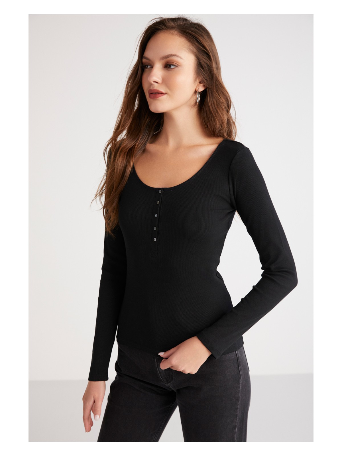 Ethiquet Zazana Kadın Fitilli Görünümlü Vücudu Tamamen Saran Derin Yuvarlak Yaka Düğmeli Siyah Bluz