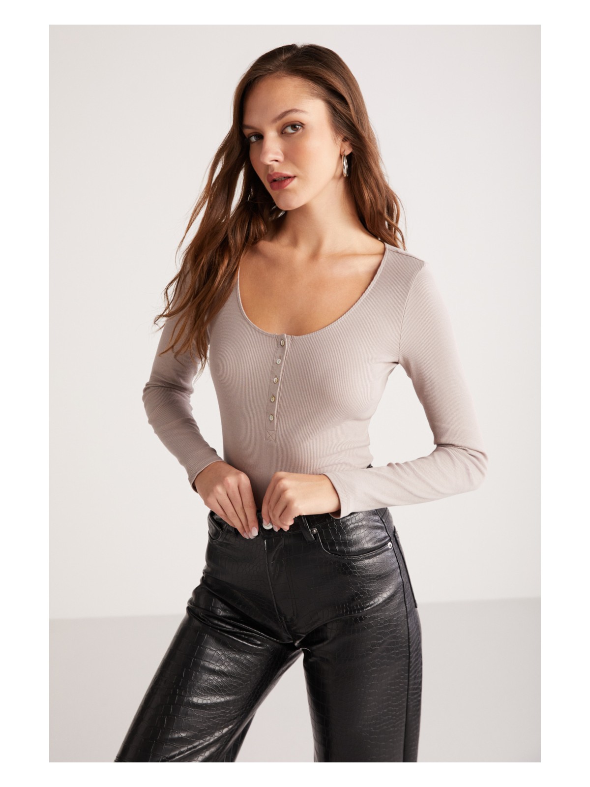 Ethiquet Zazana Kadın Fitilli Görünümlü Vücudu Tamamen Saran Derin Yuvarlak Yaka Düğmeli Siyah Bluz - Görsel 5