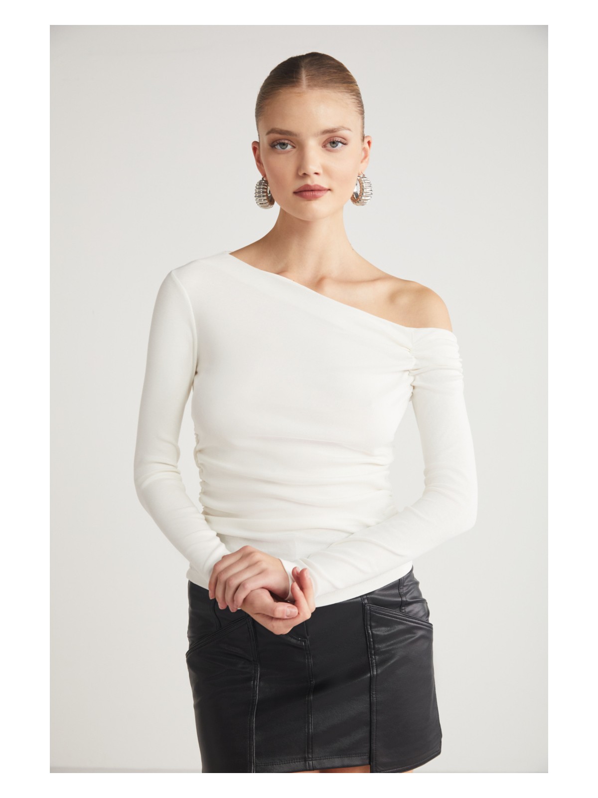 Grimelange Sissi Kadın Asimetrik Yaka Slim Fit Uzun Kollu Ekru Bluz - Görsel 3