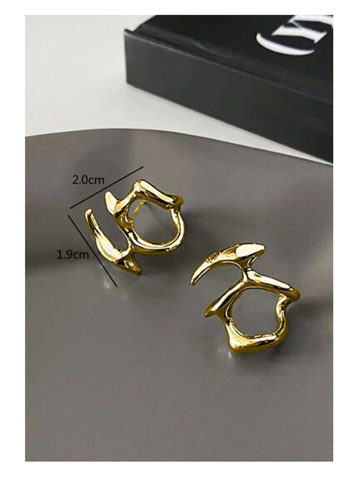 Aurrari Altın Kaplama Kıkırdak Görünümlü Sofistike Küpe - Görsel 4