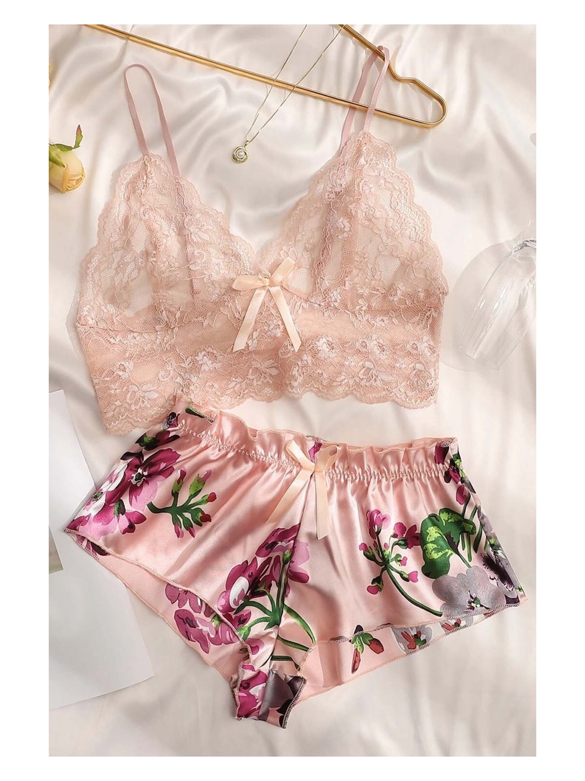 Merry See Dantel Büstiyerli Çiçekli Sütyen Şort Pijama Takımı