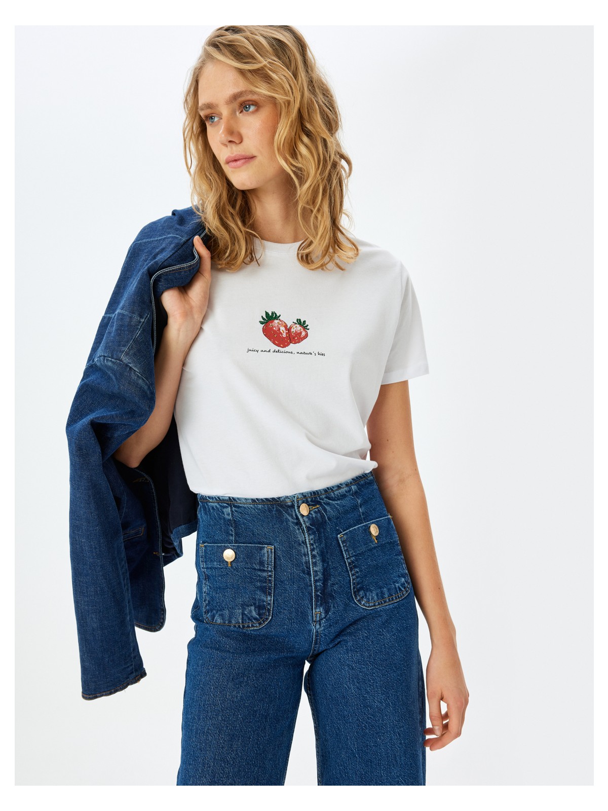 Koton Pamuklu Kısa Kollu Bisiklet Yaka Çilek Baskılı T-Shirt