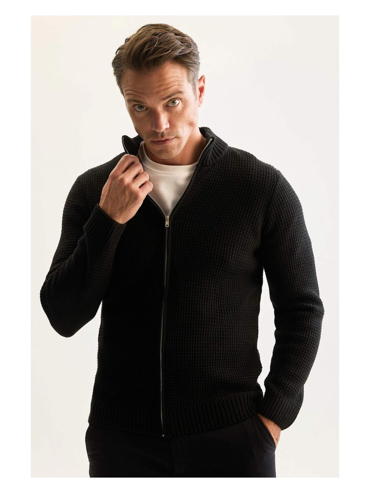 DeFacto Siyah Standart Fit Normal Kesim Yarım Balıkçı Yaka Fermuarlı Triko Hırka R1195AZ24WN