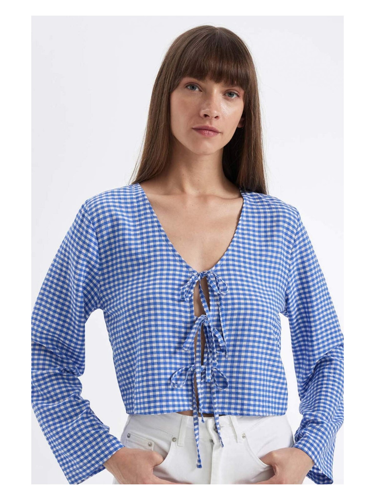 DeFacto Regular Fit Kareli V Yaka Önden Bağlamalı Krinkıl Uzun Kollu Bluz D5099AX24AU