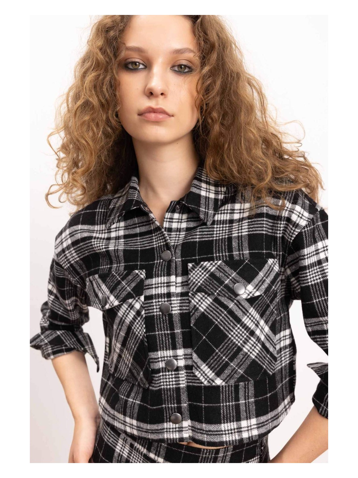 DeFacto Oversize Geniş Kalıp Crop Cepli Kalın Flanel Uzun Kollu Ceket Gömlek D7914AX24AU