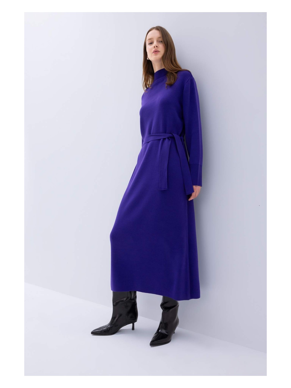 DeFacto Regular Fit Yarım Balıkçı Yaka Uzun Kollu Bağlama Detaylı Maxi Triko Elbise D9000AX24WN