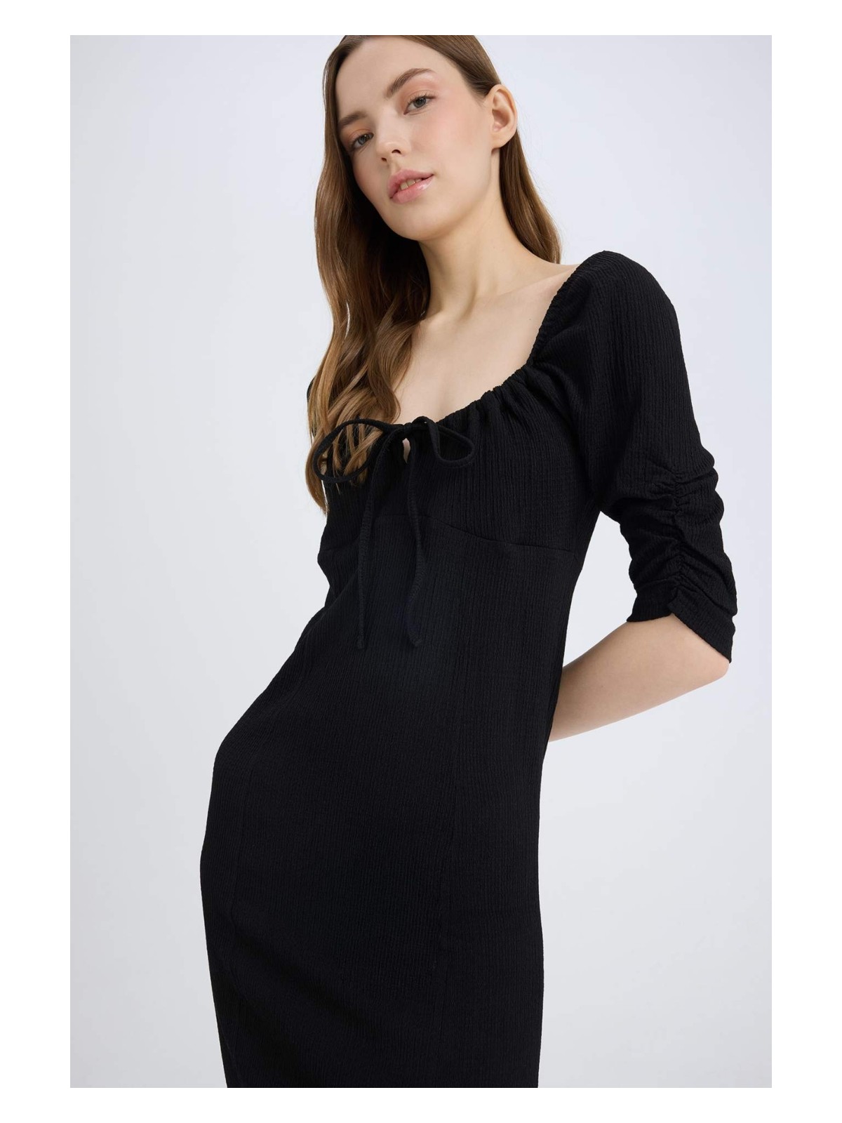 DeFacto Bodycon Vücudu Saran Kare Yaka Yırtmaçlı Basic Bürümcük Yarım Kol Siyah Midi Elbise E0885AX25SP - Görsel 2