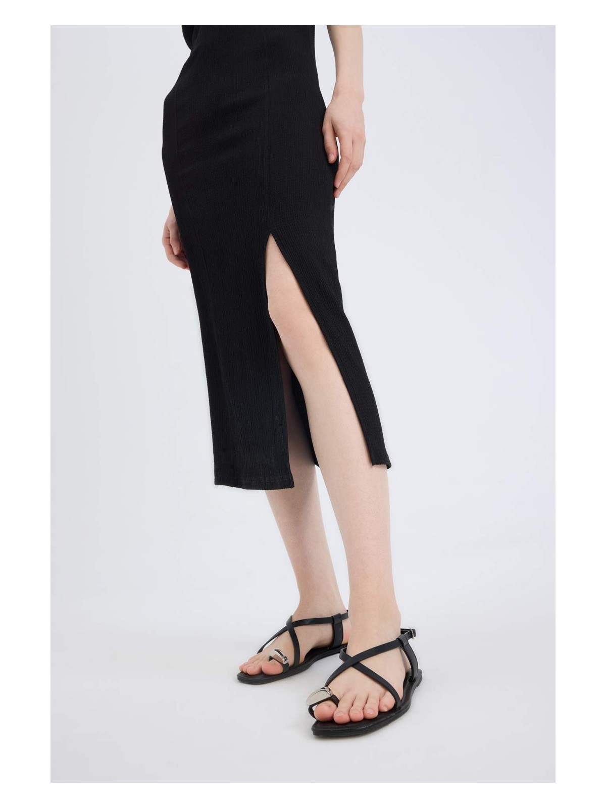 DeFacto Bodycon Vücudu Saran Kare Yaka Yırtmaçlı Basic Bürümcük Yarım Kol Siyah Midi Elbise E0885AX25SP - Görsel 5