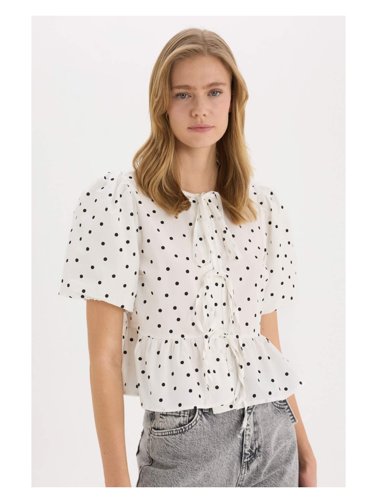 DeFacto Regular Fit Yuvarlak Yaka Puantiyeli Önden Bağlamalı Poplin Kısa Kollu Bluz E2670AX25SP