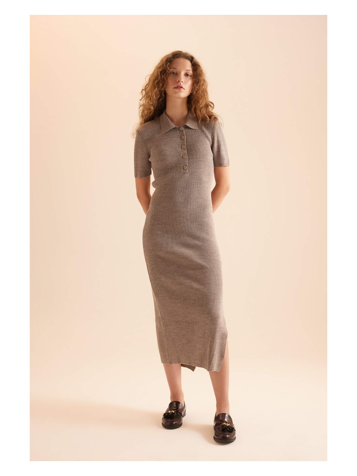 DeFacto Fitted Polo Yaka Kısa Kollu Yırtmaçlı Midi Triko Elbise D4914AXNS