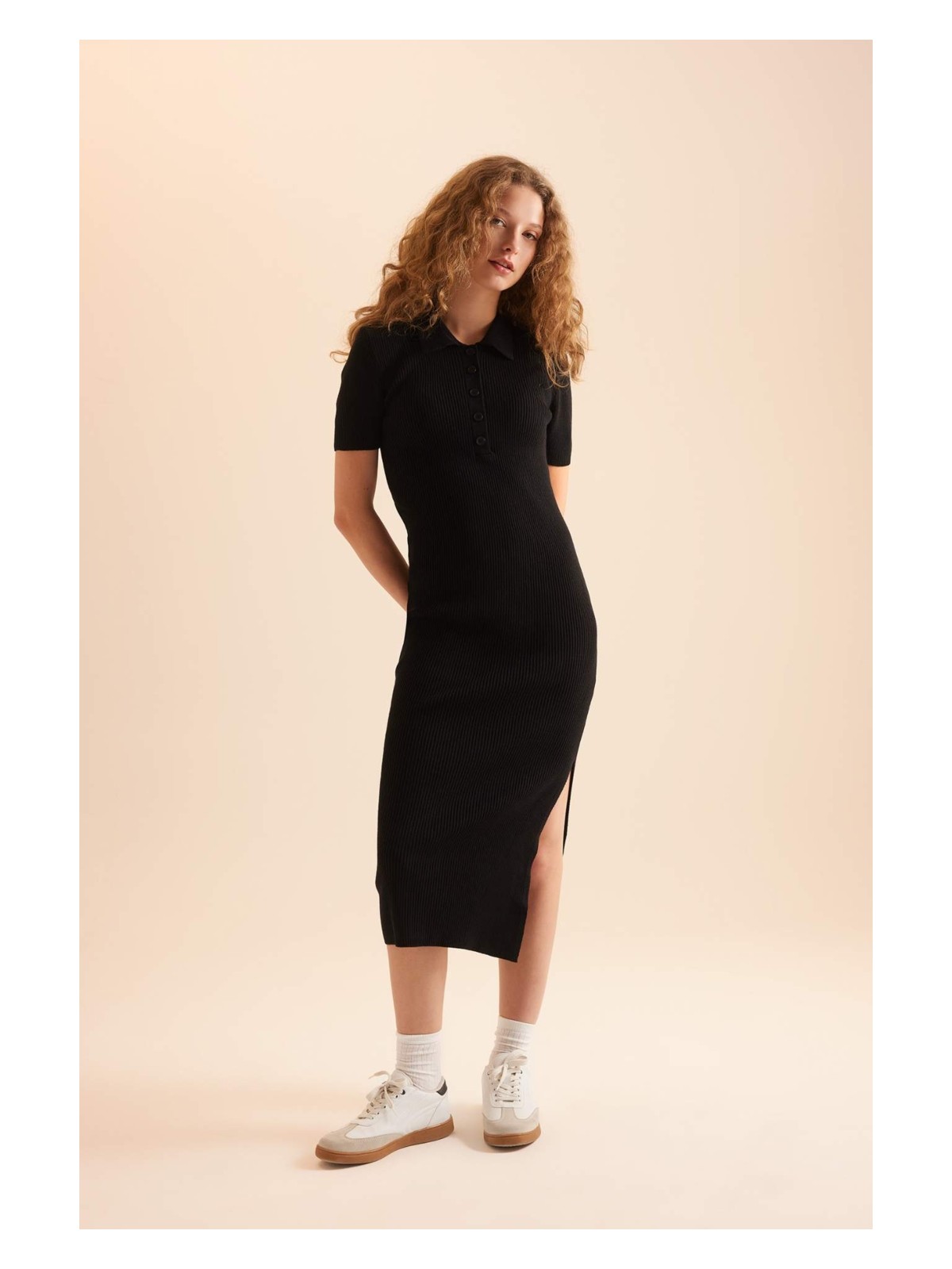 DeFacto Fitted Polo Yaka Kısa Kollu Yırtmaçlı Midi Triko Elbise D4914AXNS - Görsel 3