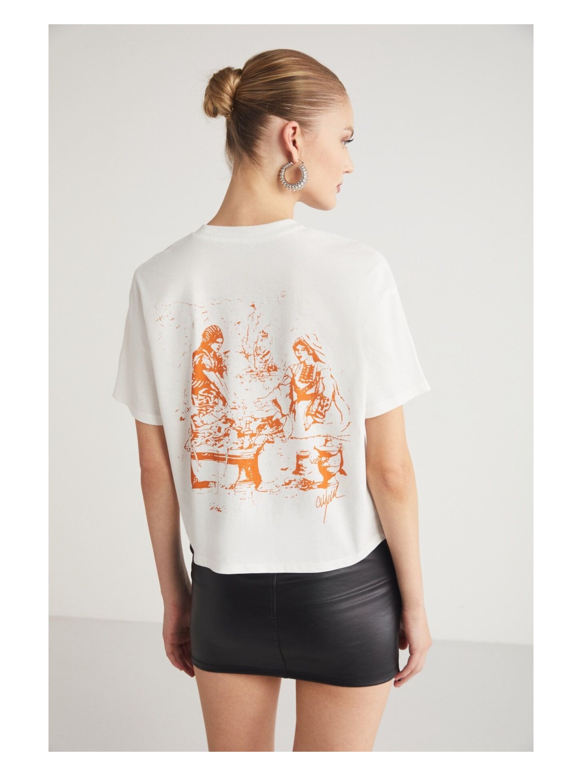 Grimelange Fına Kadın Sırt Baskı Detaylı Regular Fit Bisiklet Yakalı %100 Organik Pamuklu Ekru T-shirt