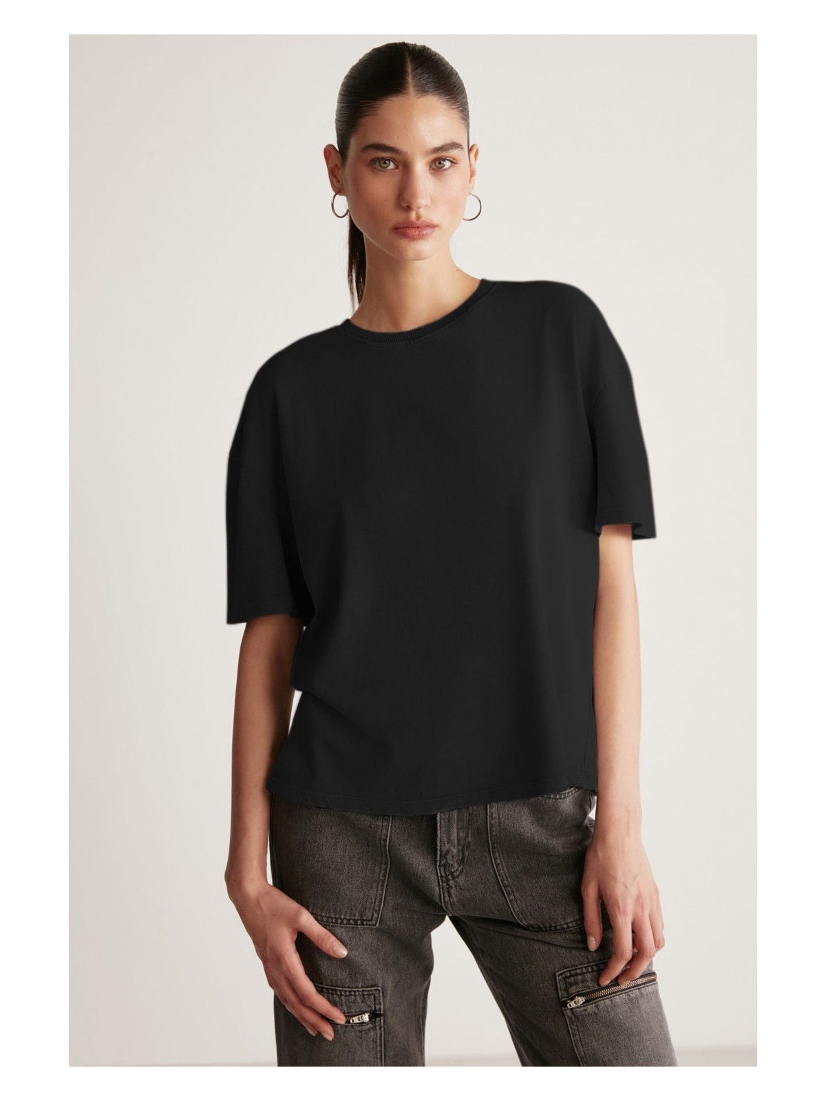 Grimelange Jemmy Kadın %100 Organik Pamuk Relaxed Fit Yırtmaçlı Yuvarlak Yakalı Siyah T-shirt