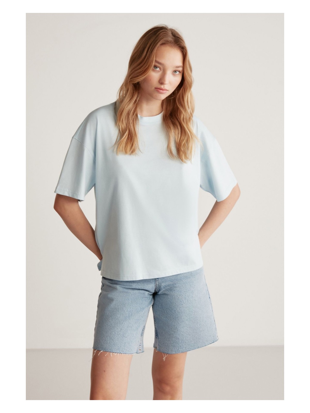 Grimelange Jemmy Kadın %100 Organik Pamuk Relaxed Fit Yırtmaçlı Yuvarlak Yakalı Açık Mavi T-shirt