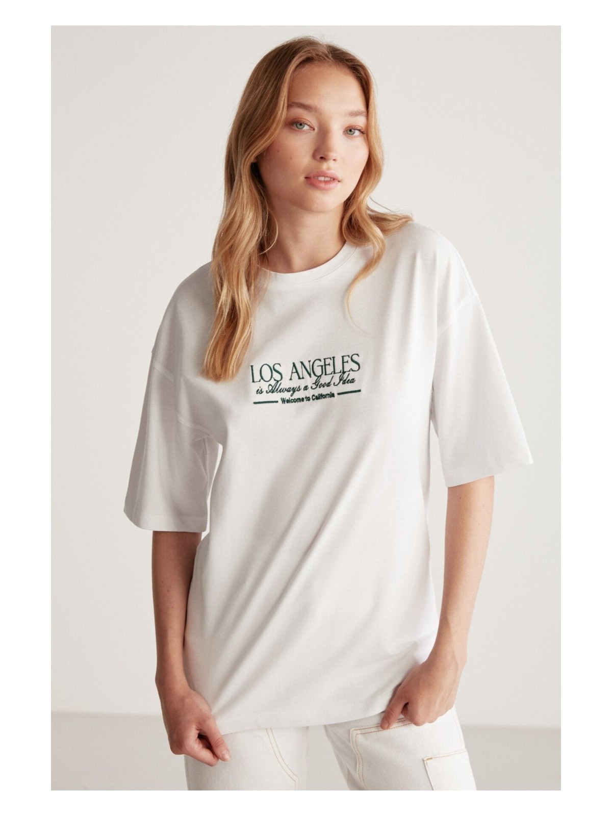 Grimelange Janna Kadın Şehir Temalı Ön Ve Arka Baskı Detaylı Oversize Fit Bisiklet Yaka Beyaz / Kırmızı T-shirt - Görsel 4