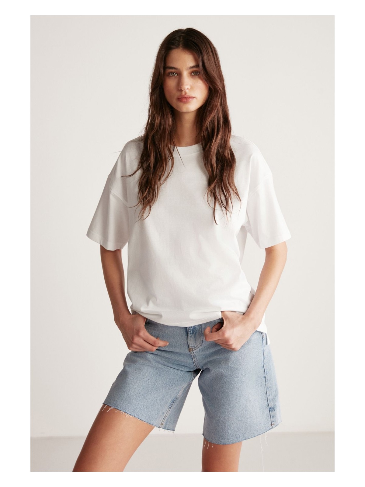 Grimelange Jemmy Kadın %100 Organik Pamuk Relaxed Fit Yırtmaçlı Yuvarlak Yakalı Beyaz T-shirt