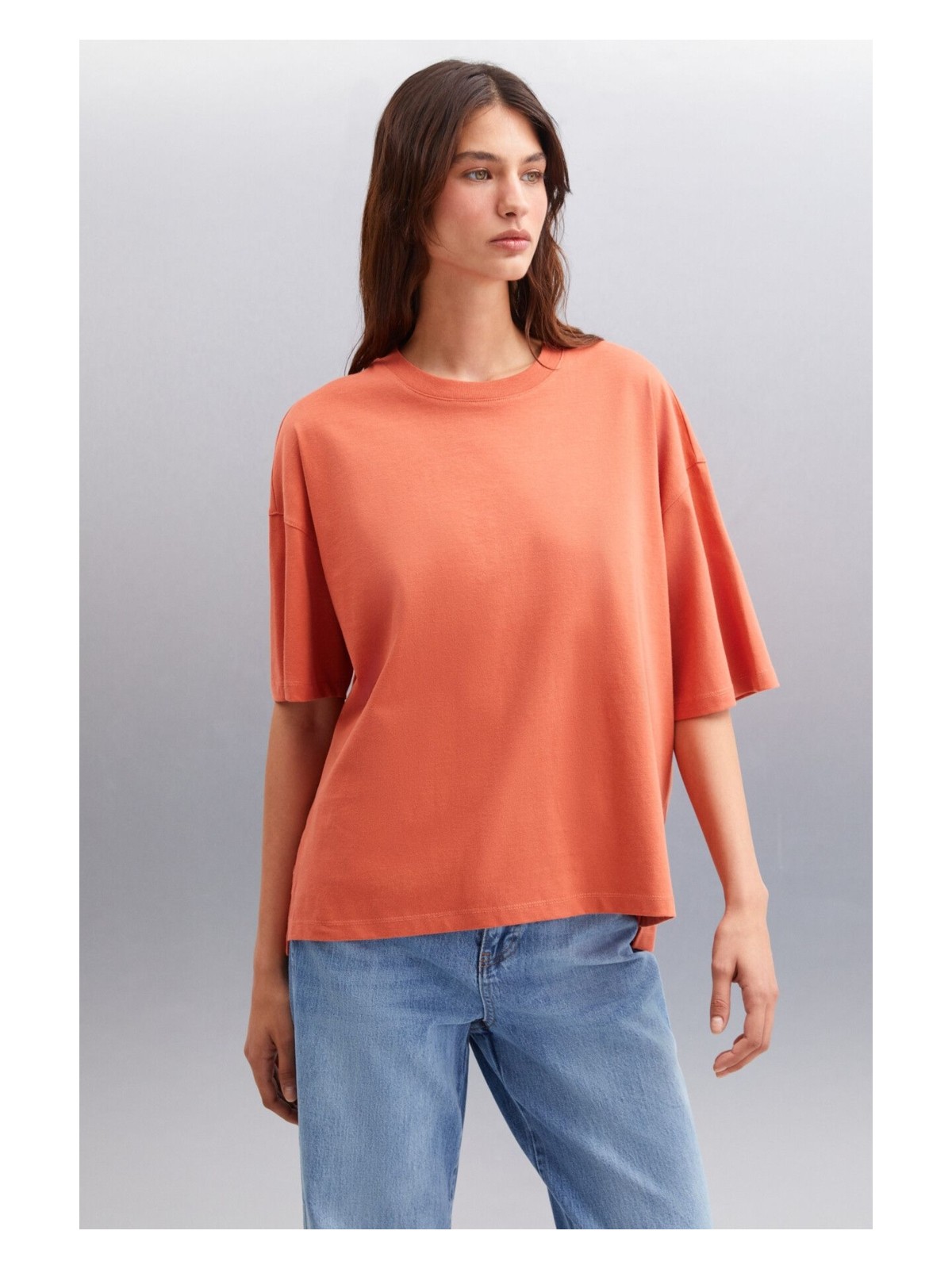 Grimelange Jemmy Kadın %100 Organik Pamuk Relaxed Fit Yırtmaçlı Yuvarlak Yakalı Kiremit Rengi T-shirt