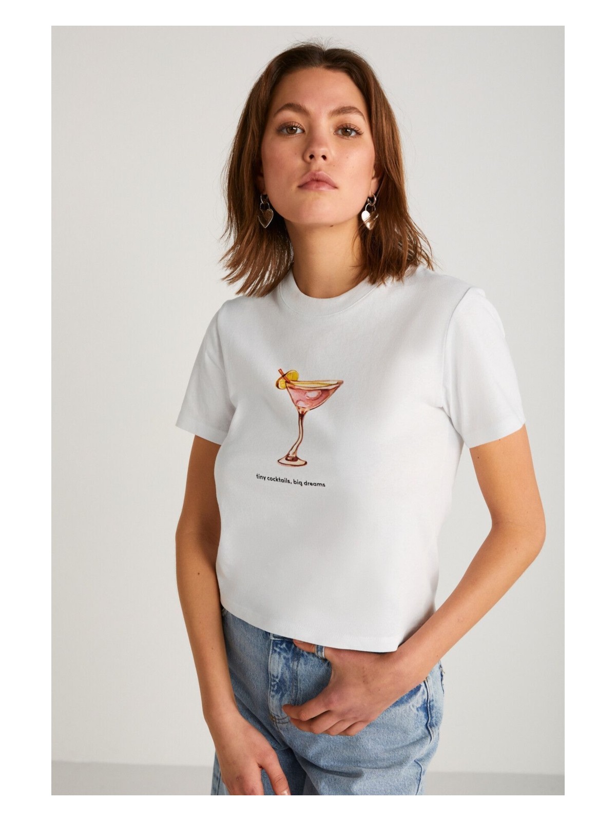 Grimelange Ivonne Kadın Cocktail Baskı Desenli Kısa Kollu Organik Pamuklu Bisiklet Yaka Crop Beyaz T-shirt