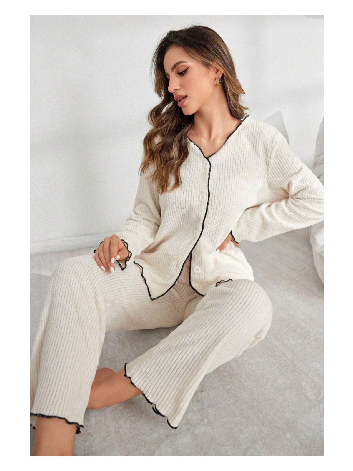 Bella Notte Kadın Bej Pamuklu V Yaka Düğmeli Uzun Kollu Rahat Kesim Mevsimlik Pijama Takımı – Konforlu ve Şık
