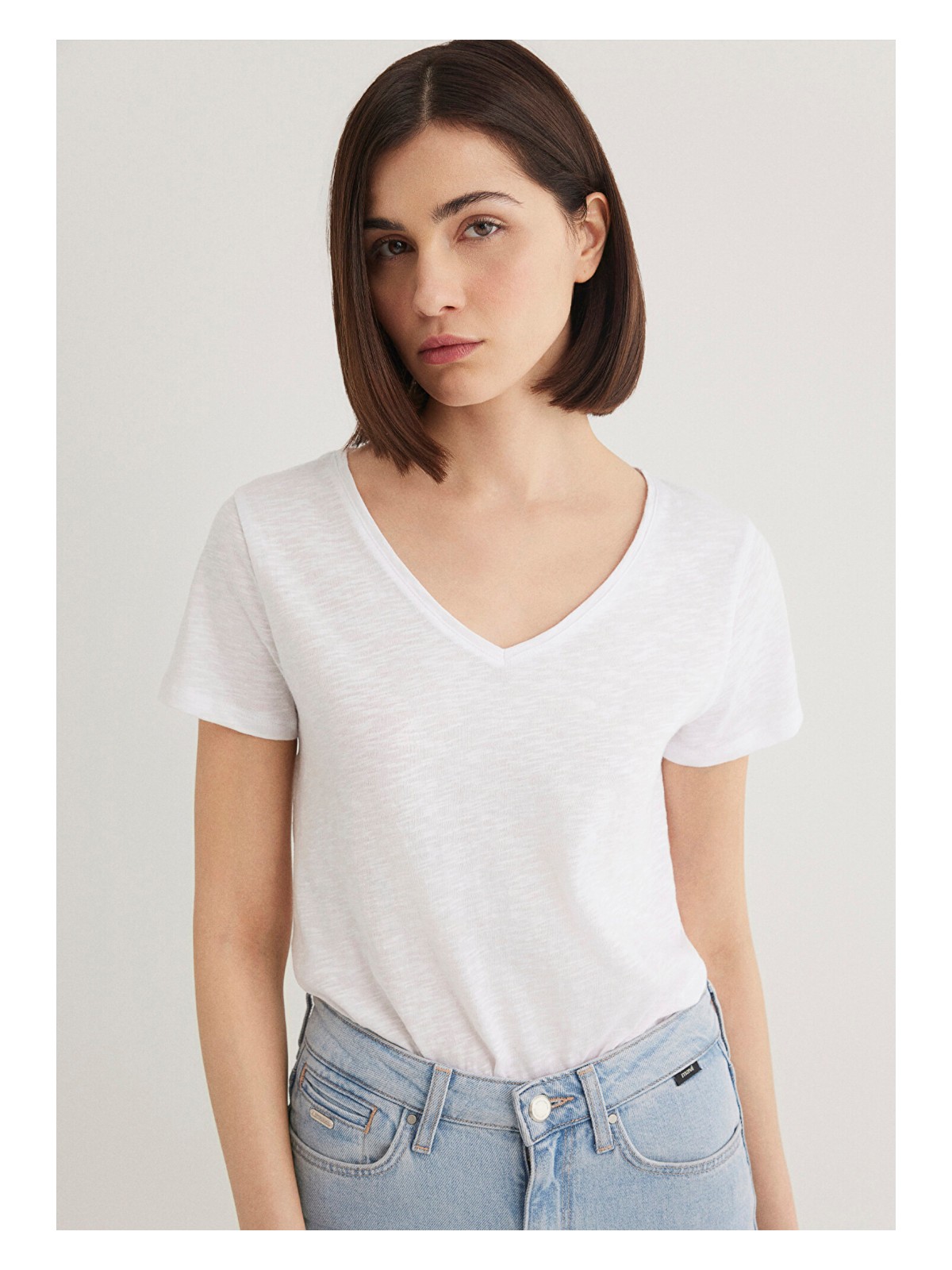 Mavi V Yaka Flamlı Beyaz Basic Tişört 168260-620