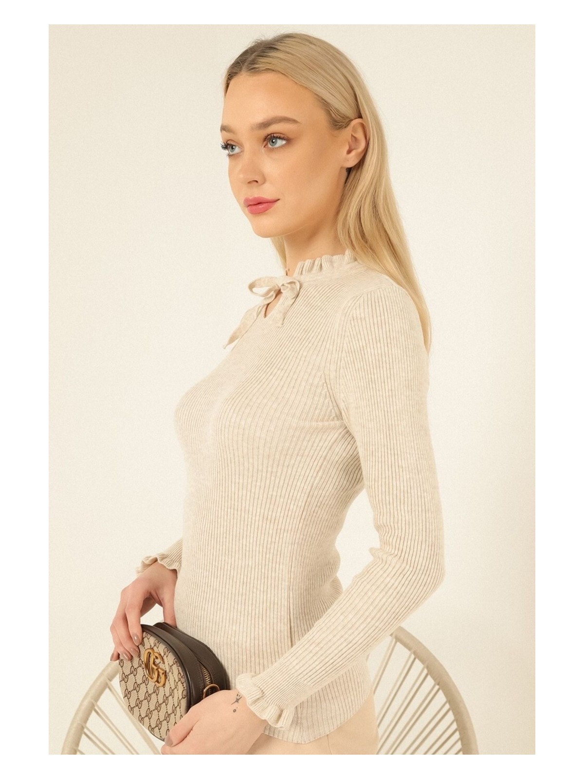 Vegenze Kadın Ekru Yakası Bağcıklı ve Kol Ucu Fırfırlı Triko Kazak - Görsel 4