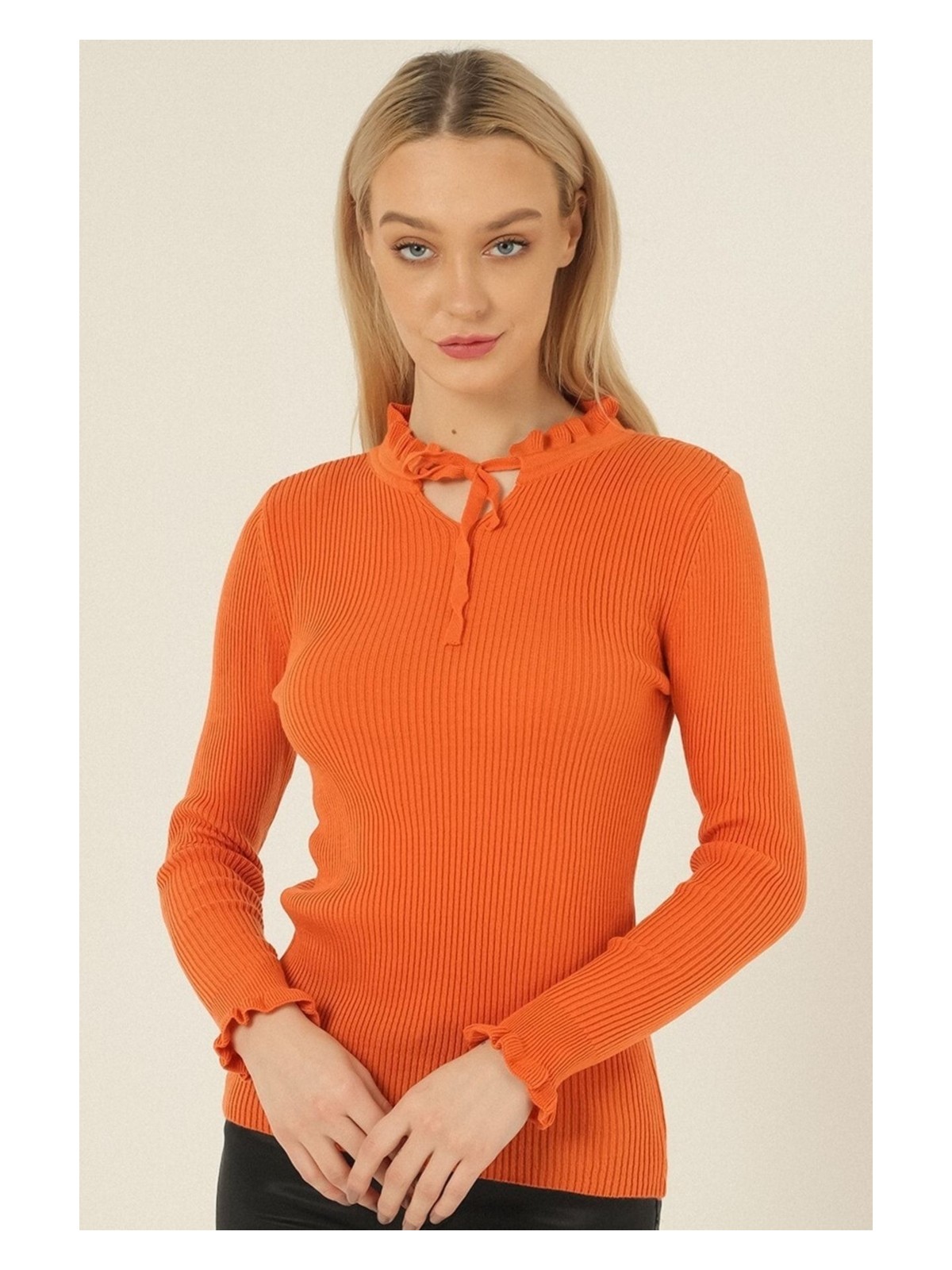 Vegenze Kadın Ekru Yakası Bağcıklı ve Kol Ucu Fırfırlı Triko Kazak - Görsel 5