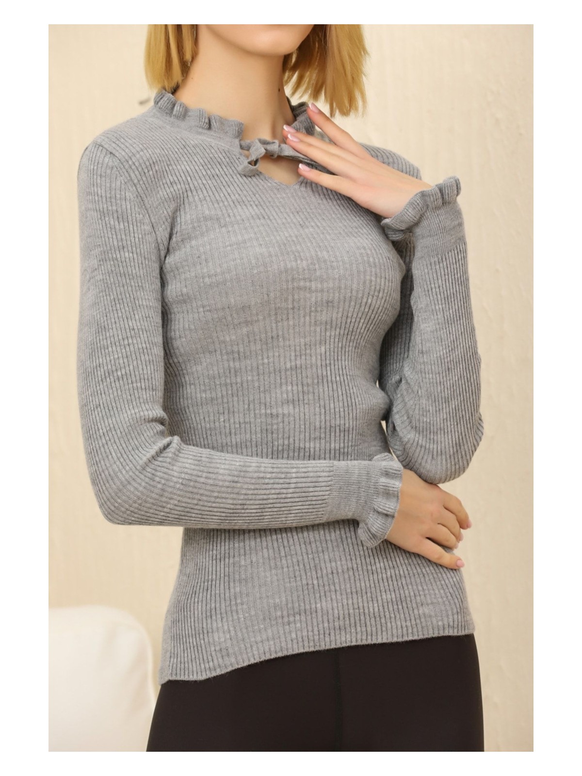 Vegenze Kadın Ekru Yakası Bağcıklı ve Kol Ucu Fırfırlı Triko Kazak - Görsel 8