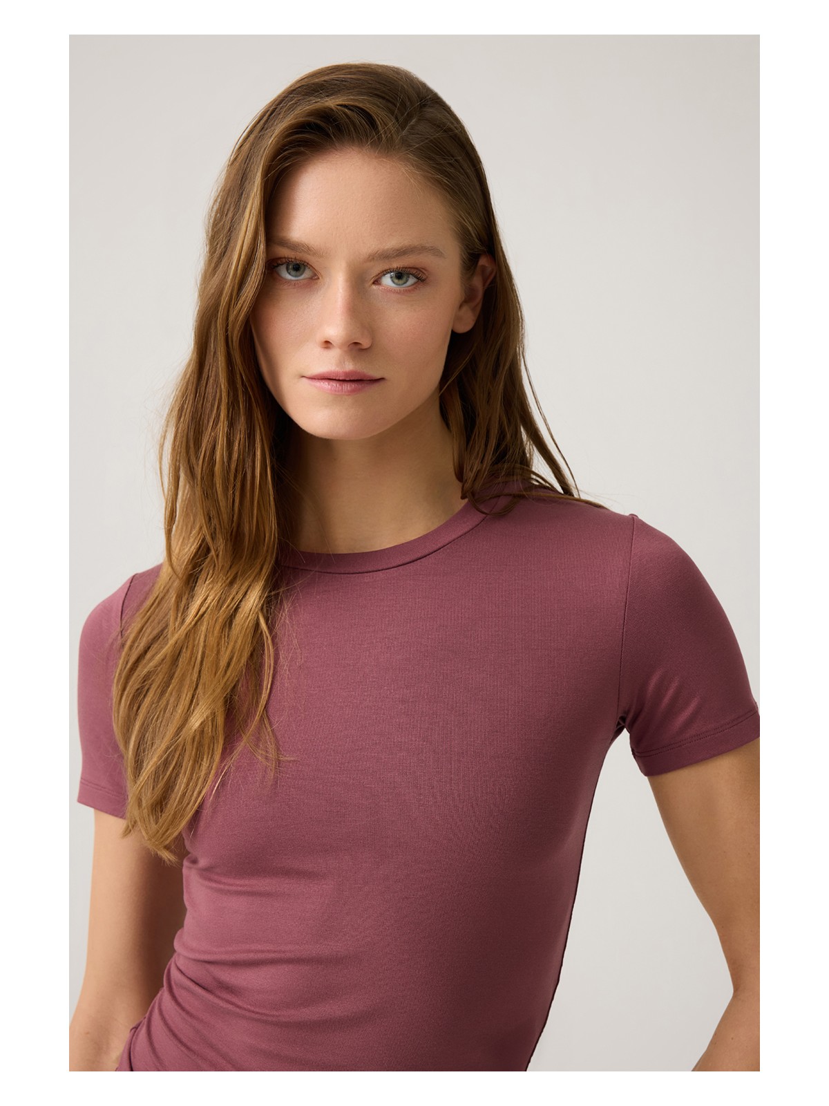 Los Ojos x Melodi Siyah Bedene Oturan Tişört Short Fitted - Görsel 7