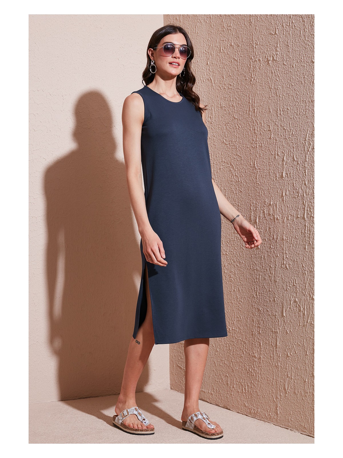 Lela Regular Fit Bisiklet Yaka Yırtmaç Detaylı Basic Midi Elbise Bayan Elbise 5866160