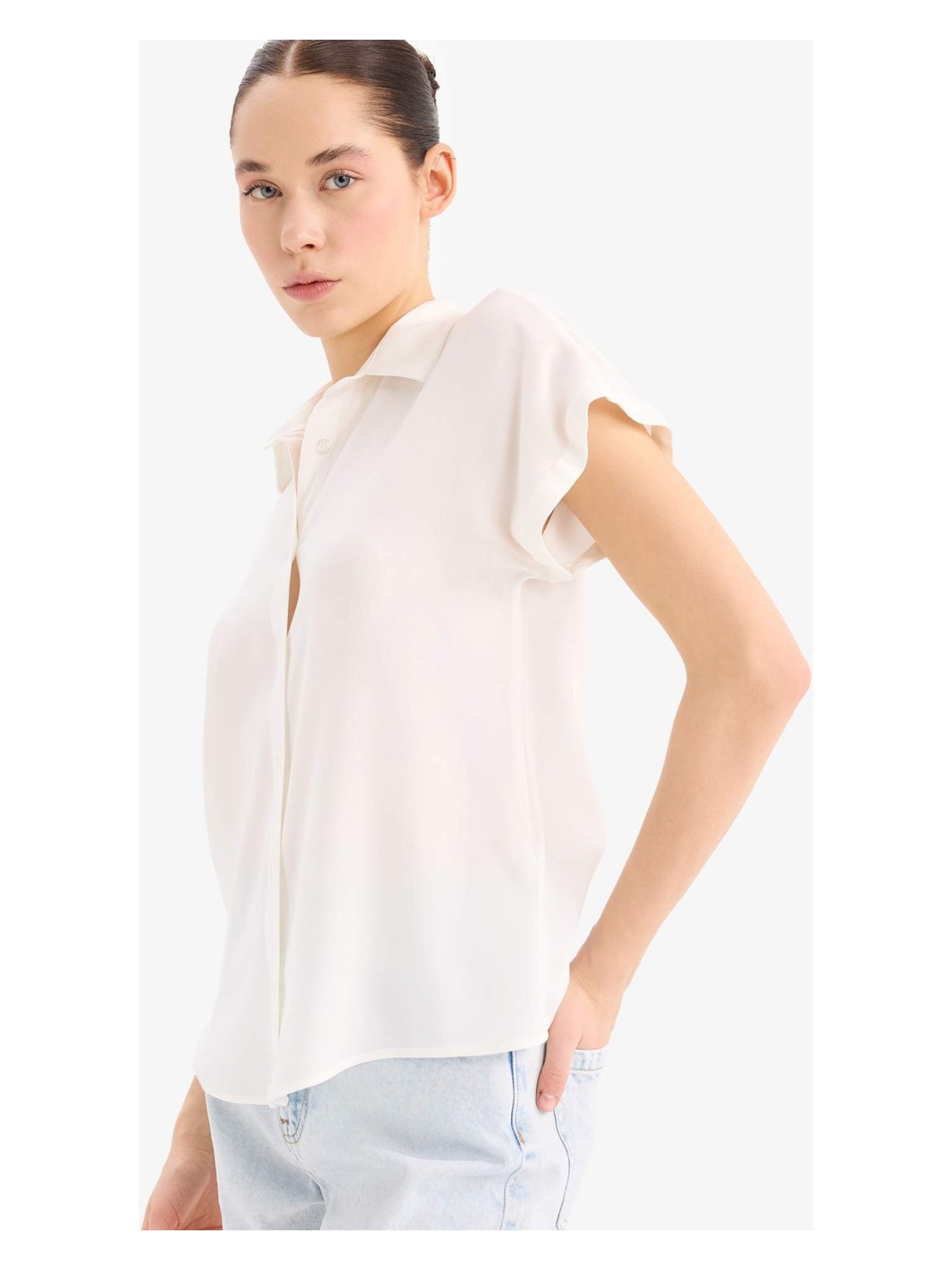 DeFacto Regular Fit Basic Düz Viskon Kısa Kollu Gömlek N7819AZ25SP - Görsel 4