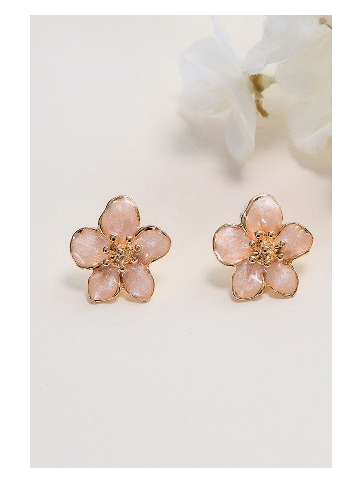 Aurrari Altın Kaplama Beyaz Sakura Çiçeği Küpe - Görsel 4