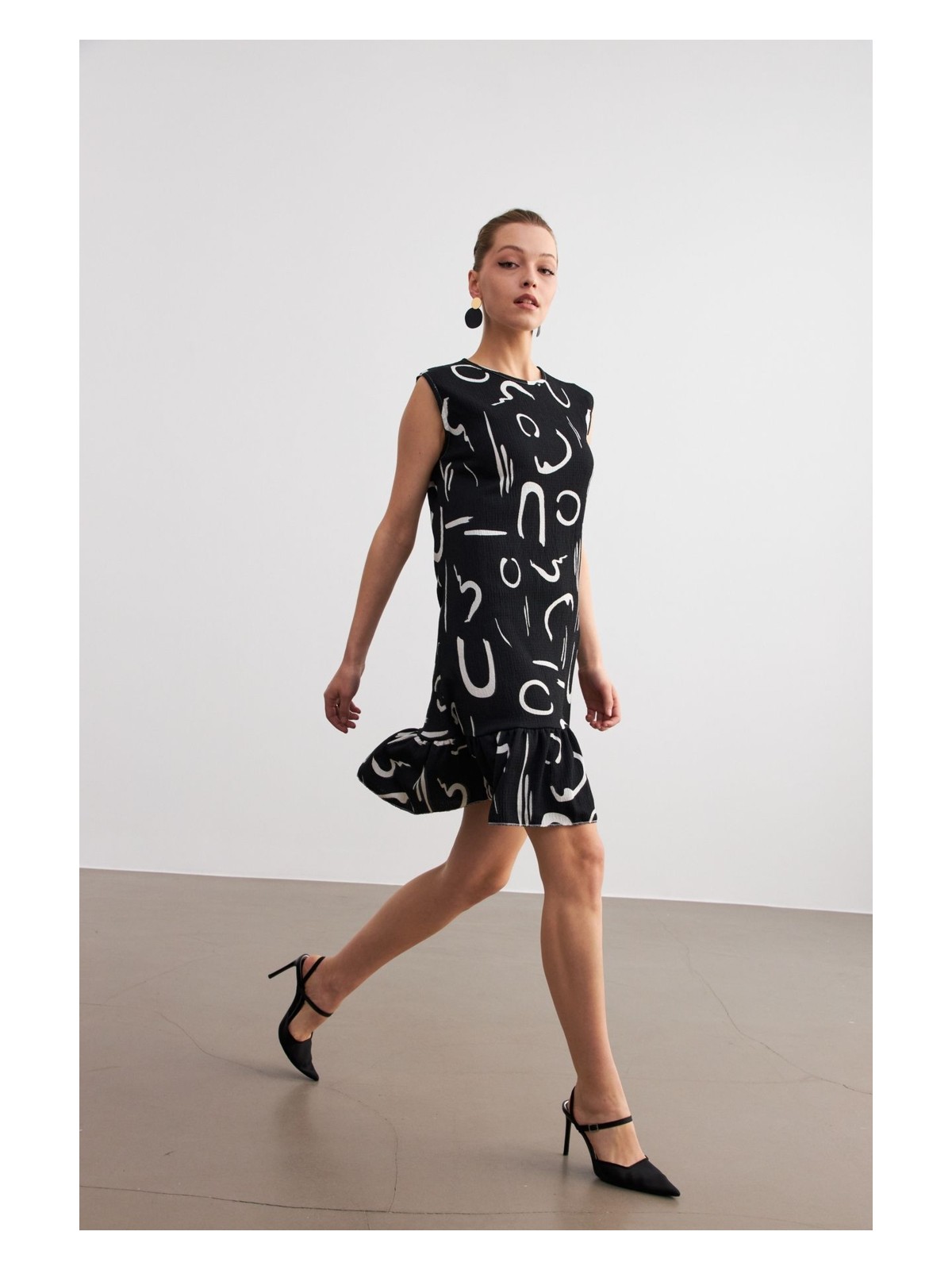 Trendseninle Kadın Lacivert Desenli Kolsuz Mini Krinkıl Elbise - Görsel 4