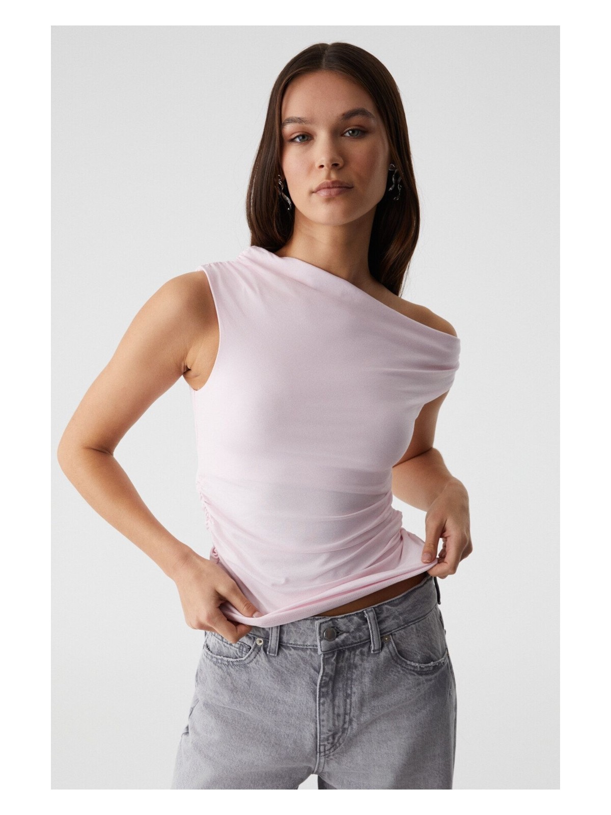 Grimelange STONEAK Kadın Asimetrik Yaka Slim Süprem Büzgü Detay Siyah Bluz - Görsel 3