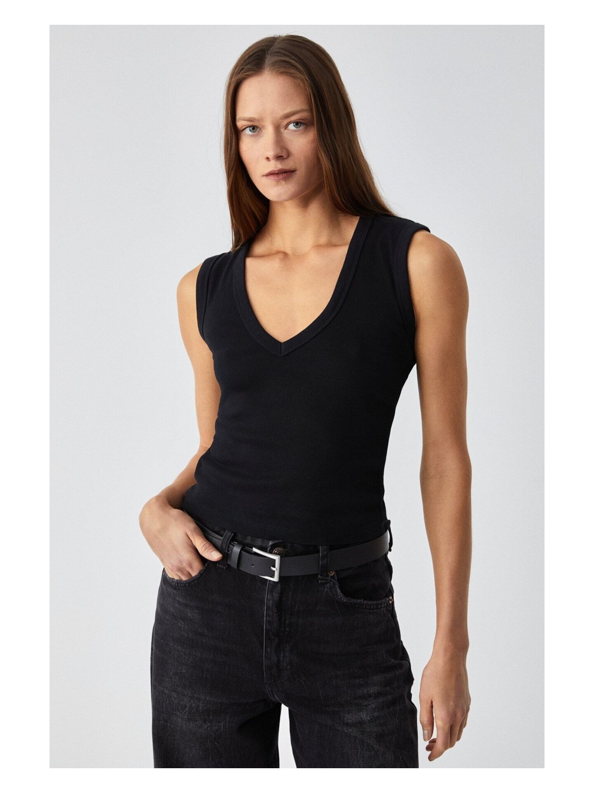 Grimelange Lescosa Kadın Slim V Yaka Kolsuz Siyah Bluz