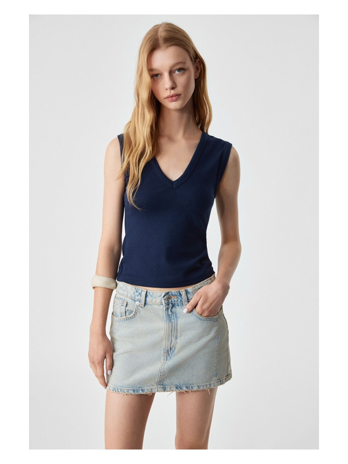 Grimelange Lescosa Kadın Slim V Yaka Kolsuz Siyah Bluz - Görsel 5