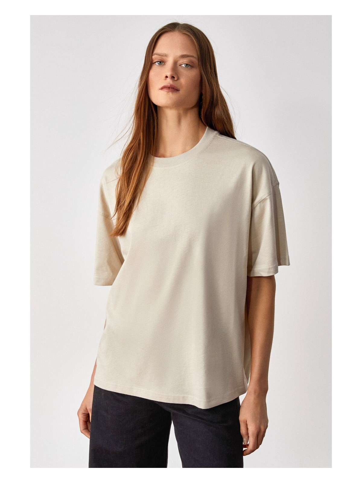 Grimelange Jemmy Kadın %100 Organik Pamuk Relaxed Fit Yırtmaçlı Yuvarlak Yakalı Taş Rengi T-Shirt