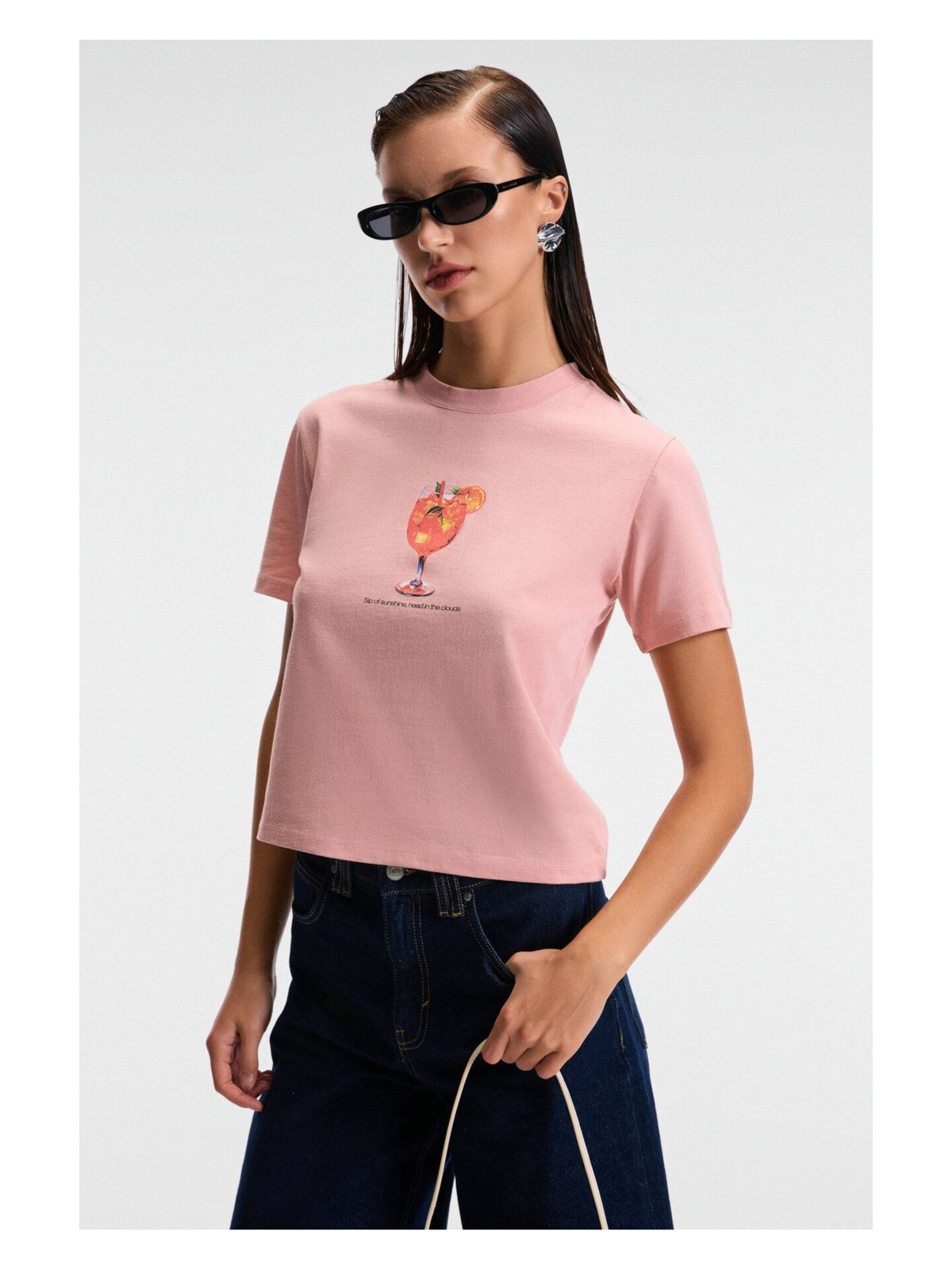 Grimelange Ivonne Kadın Cocktail Baskı Desenli Kısa Kollu Organik Pamuklu Bisiklet Yaka Crop Beyaz T-shirt - Görsel 5