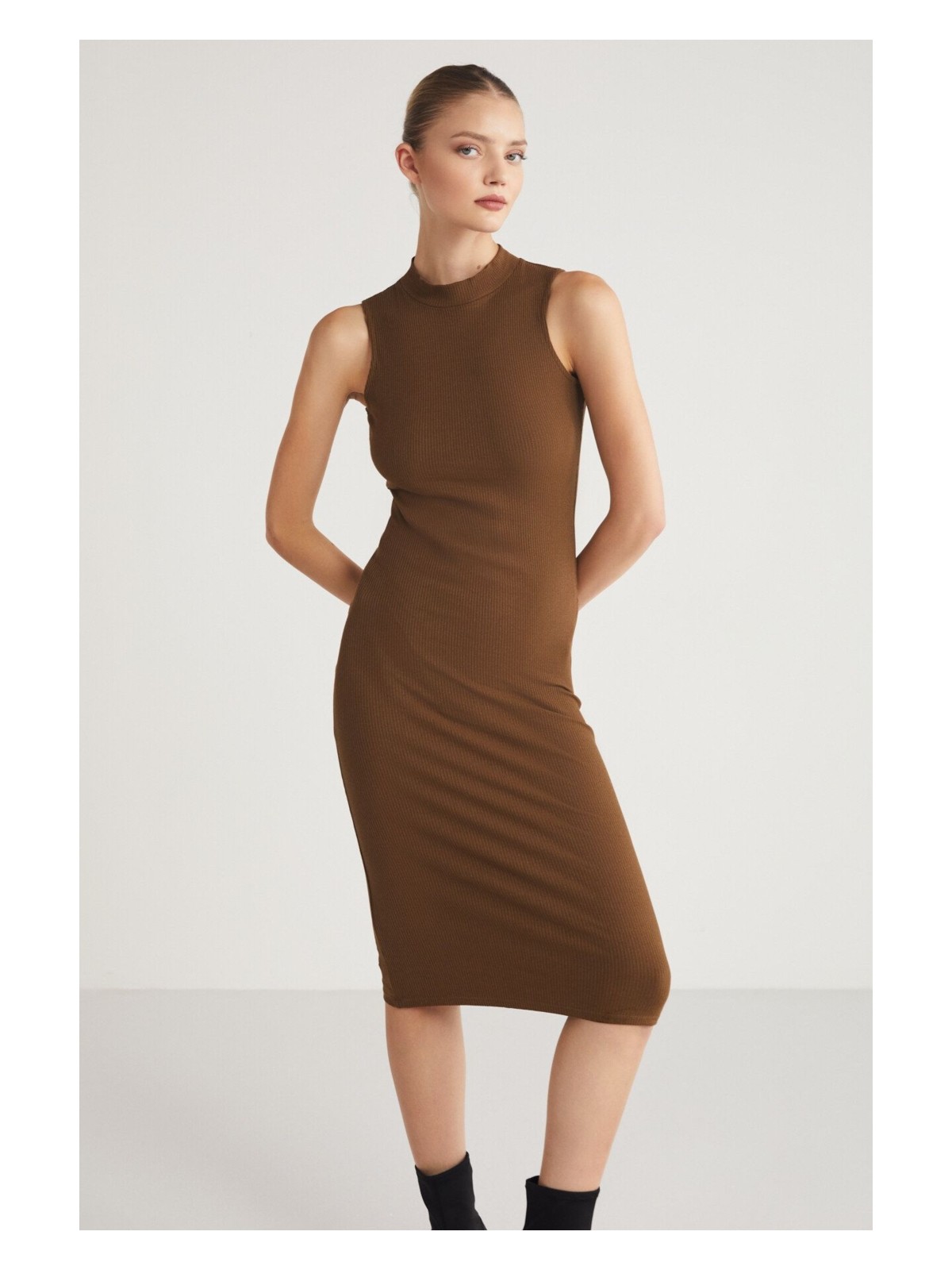 Grimelange PANNI Kadın Bisiklet Yaka Kolsuz Slim Fit Midi Kahverengi Elbise - Görsel 2