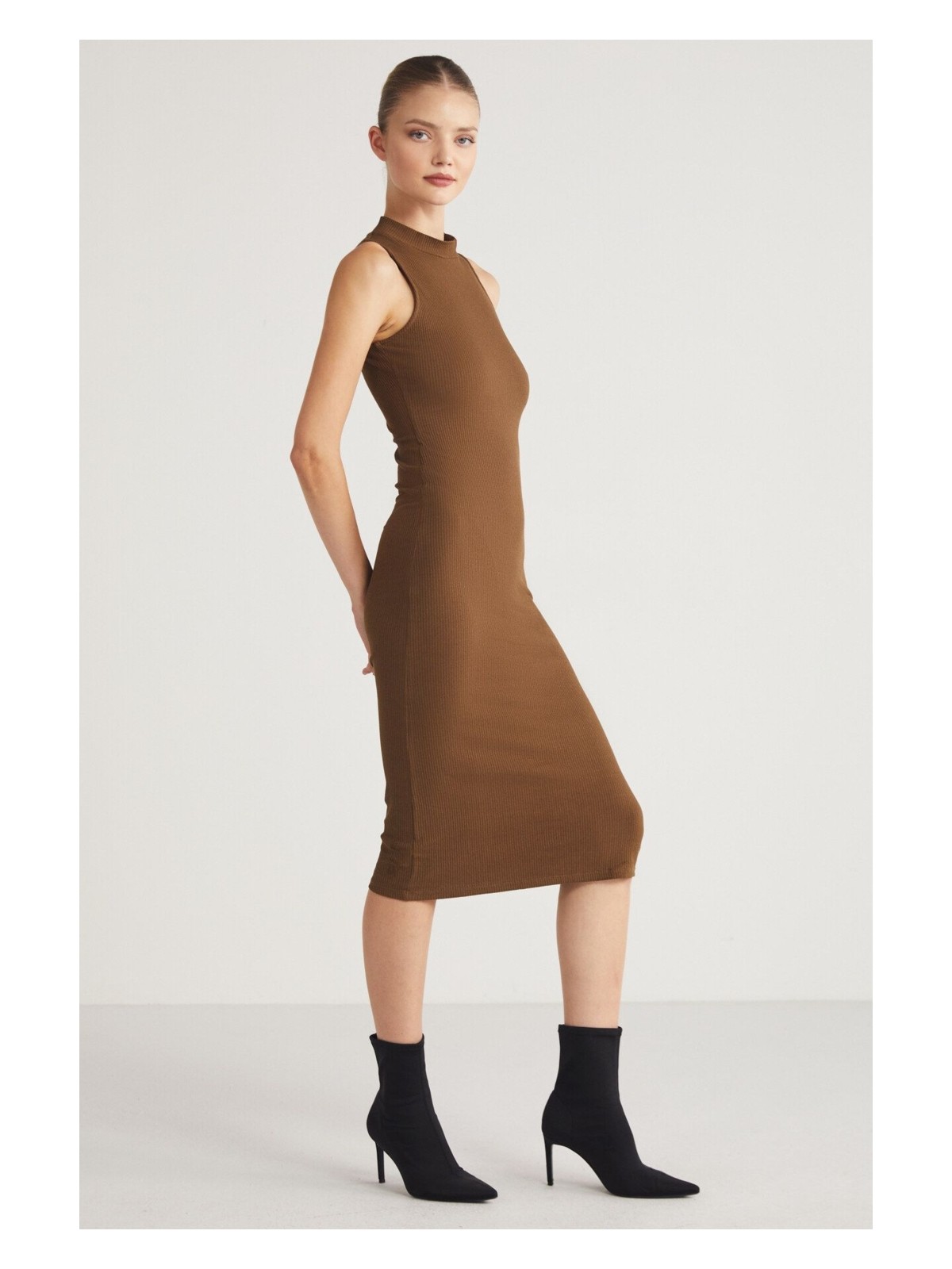 Grimelange PANNI Kadın Bisiklet Yaka Kolsuz Slim Fit Midi Kahverengi Elbise - Görsel 3