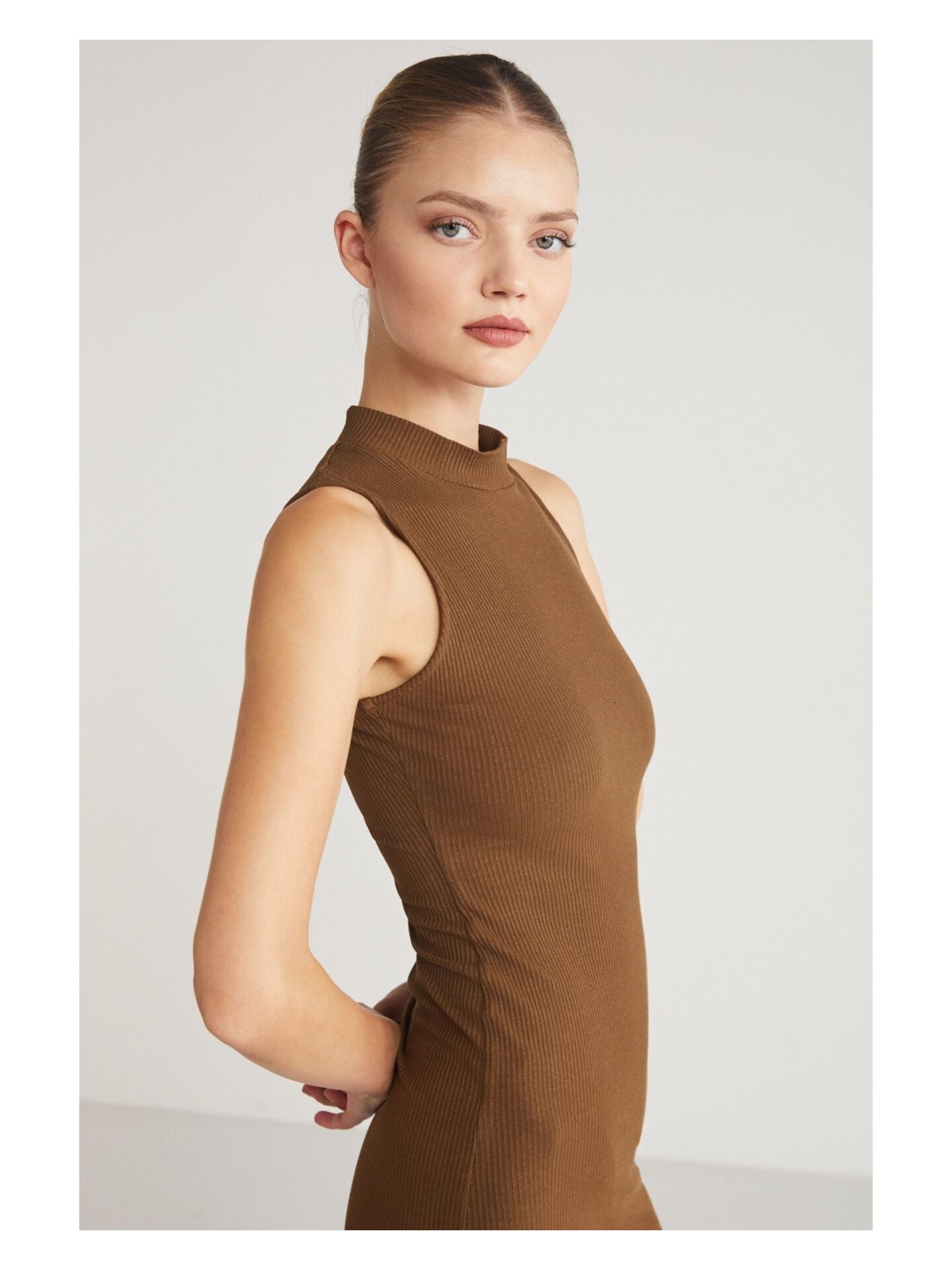 Grimelange PANNI Kadın Bisiklet Yaka Kolsuz Slim Fit Midi Kahverengi Elbise - Görsel 4