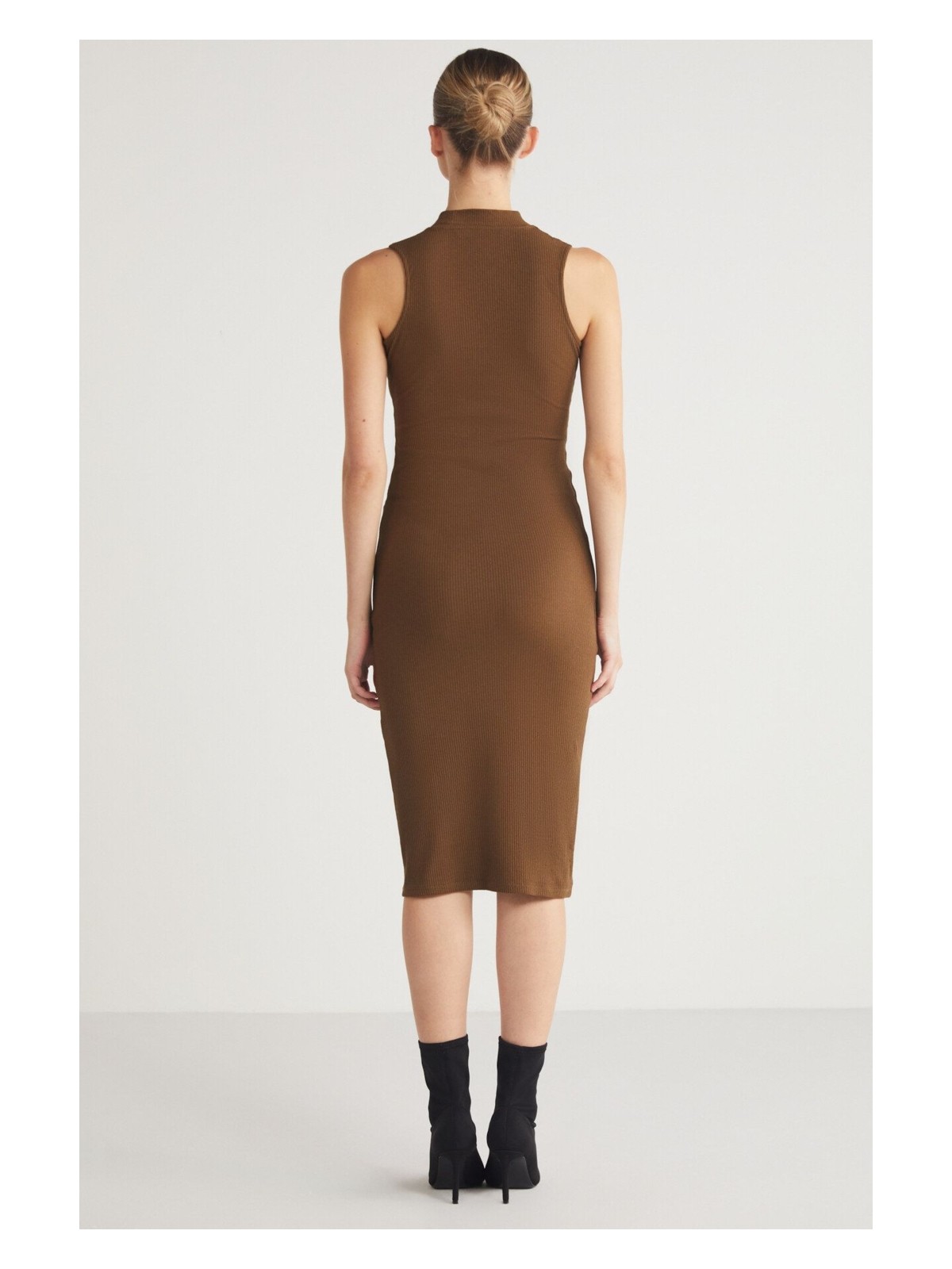 Grimelange PANNI Kadın Bisiklet Yaka Kolsuz Slim Fit Midi Kahverengi Elbise - Görsel 5